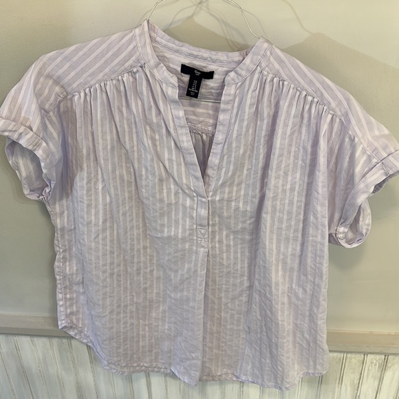 Gap women’s lavender shirt. Size small - Picture 3 of 5